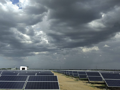 La préfecture d'Okinawa au Japon limite pour la première fois la production d'énergie solaire