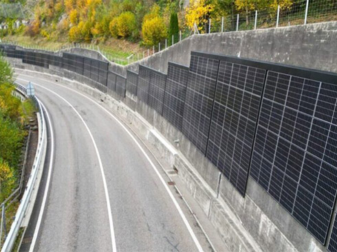 Un consortium suisse déploie un système photovoltaïque vertical de 325 kW sur des murs de soutènement
        