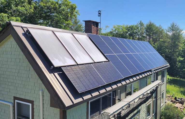 Les installateurs résidentiels installent de grands panneaux solaires sur le toit
    