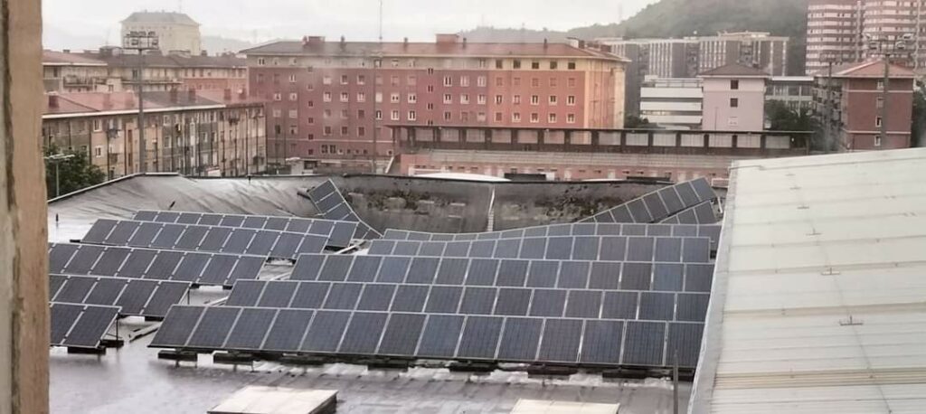 Un système photovoltaïque sur le toit d'un complexe sportif espagnol s'effondre